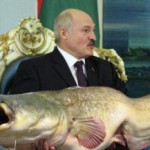 Лукашенко поймал сома на 57 кг